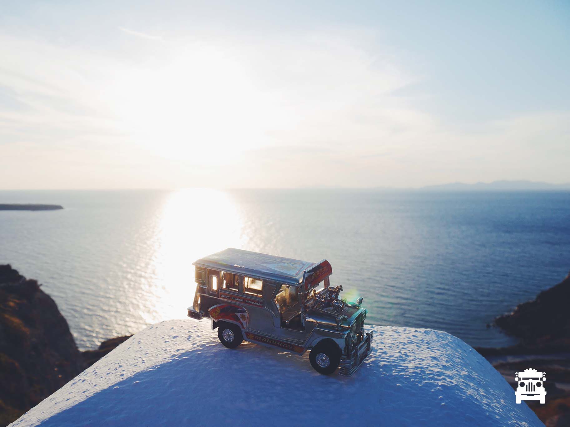 Jeep in Oia, sunset about to start